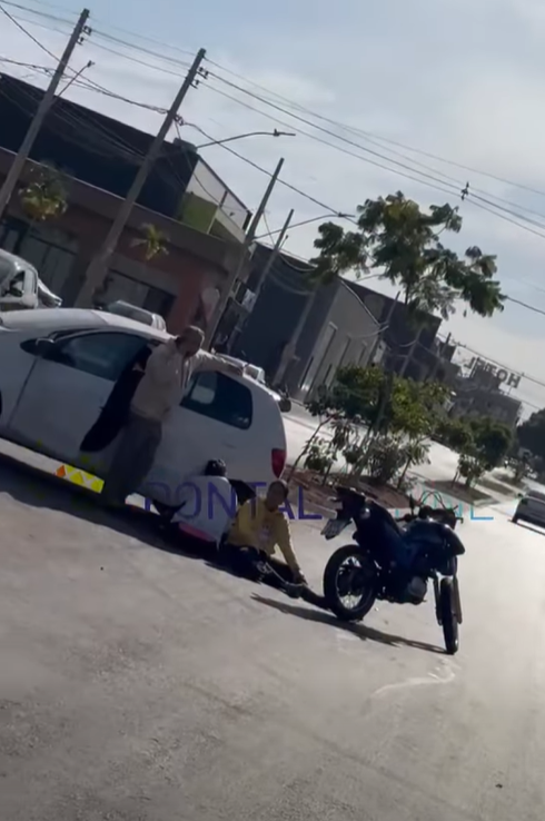COLISÃO ENTRE CARRO E MOTO É REGISTRADA NA AVENIDA GOIÁS