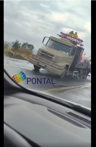ACIDENTE ENTRE TRÊS CAMINHÕES INTERDITA PARCIALMENTE A BR-153 NO SENTIDO COMENDADOR GOMES