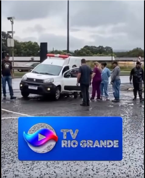 AMBULÂNCIA TOMBA APÓS COLISÃO COM CAMINHÃO NA ENTRADA DE FRONTEIRA