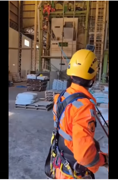 BOMBEIROS RESGATAM TRABALHADOR APÓS QUEDA DE ALTURA EM SILO EM FRUTAL