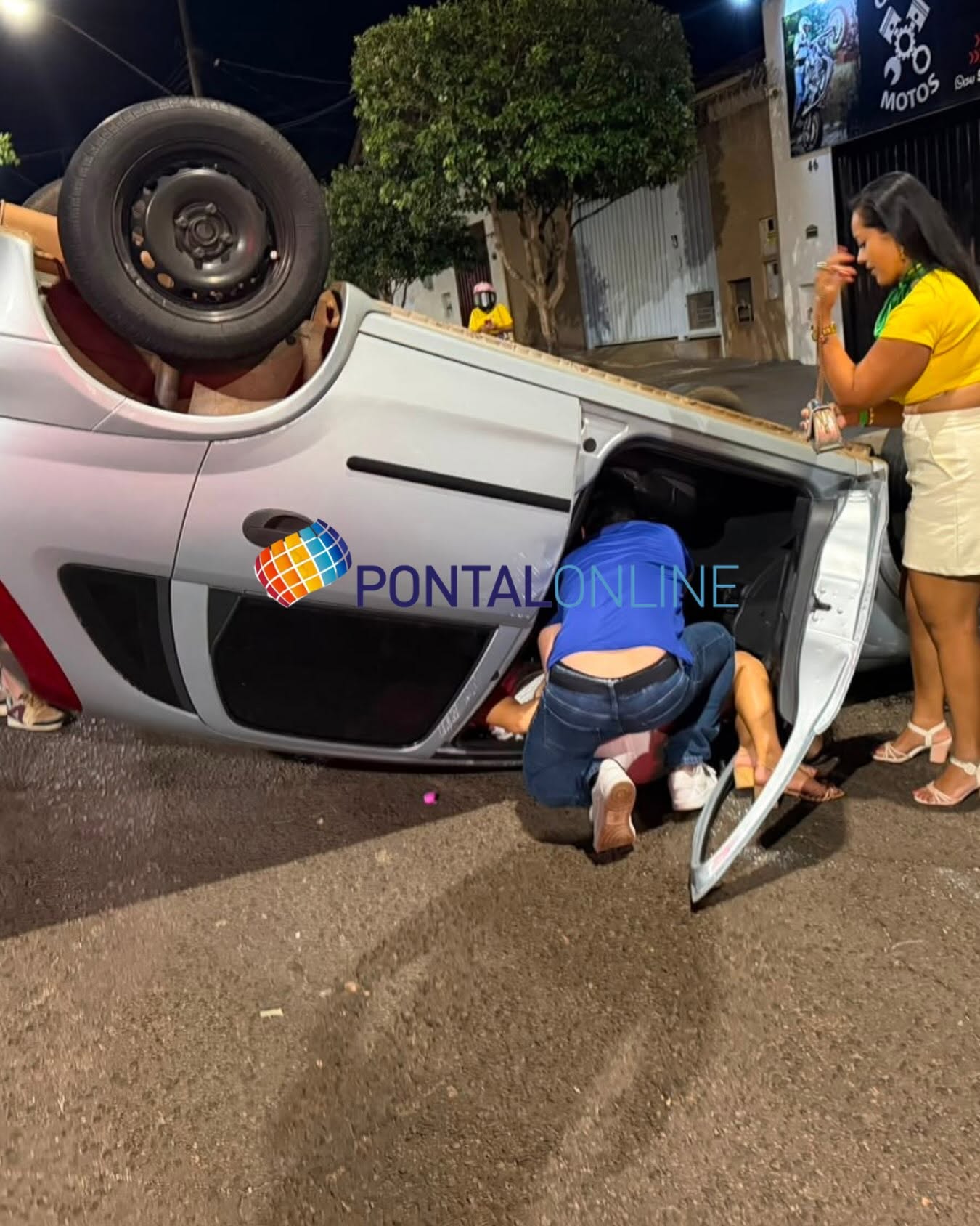 CARRO CAPOTA EM CRUZAMENTO NA AVENIDA BRASIL, EM FRUTAL