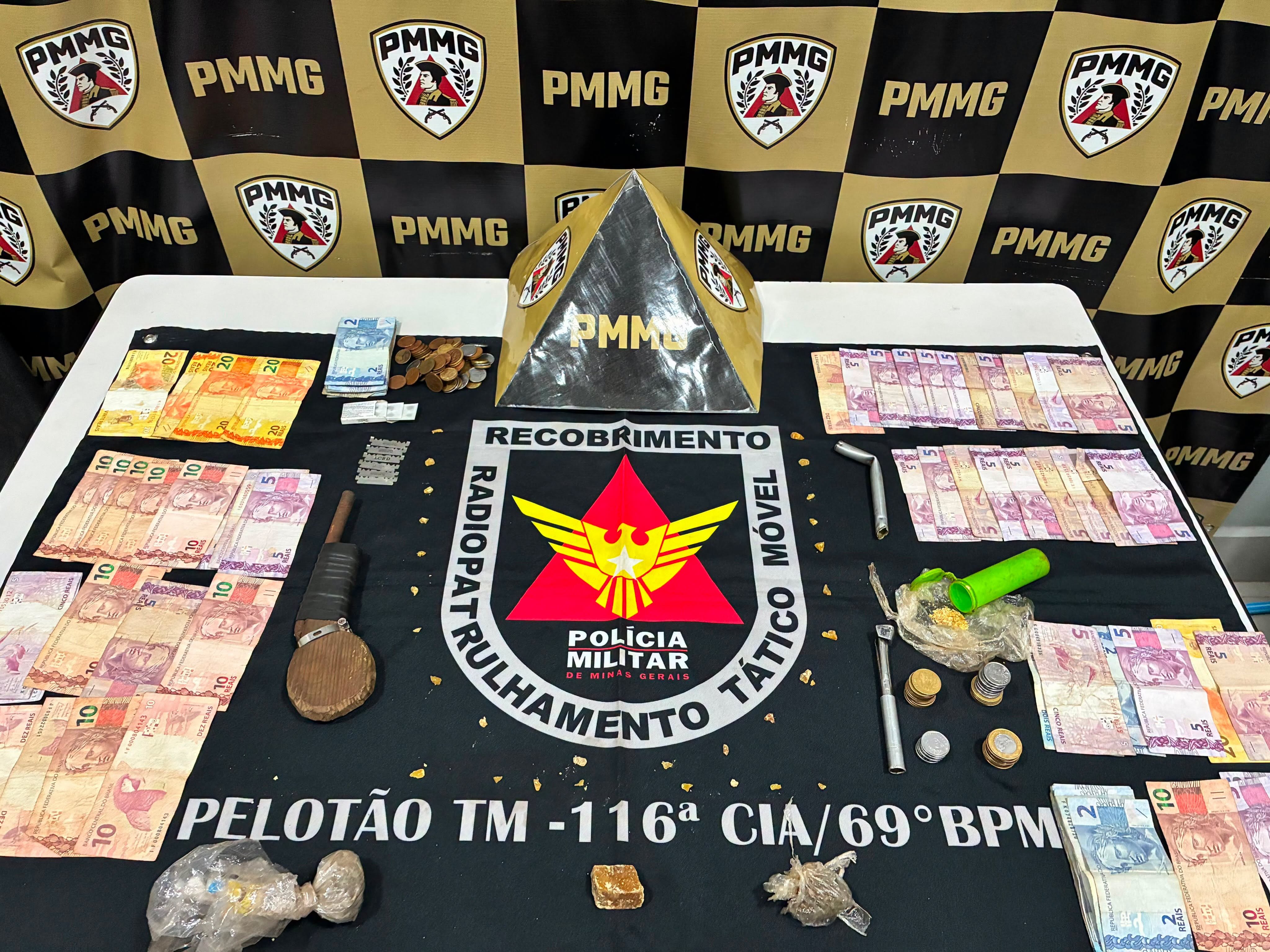 POLÍCIA MILITAR PRENDE SUSPEITO POR TRÁFICO E APREENDE ARMA E DROGAS EM FRUTAL