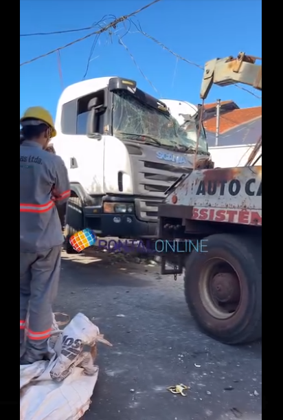 EQUIPE REALIZA REMOÇÃO DE CAVALO MECÂNICO APÓS ACIDENTE COM POSTE EM FRUTAL