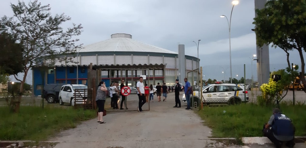 Familiares chegam para o velório de vítima do massacre da Escola Raul Brasil em Suzano — Foto: Maiara Barbosa/G1