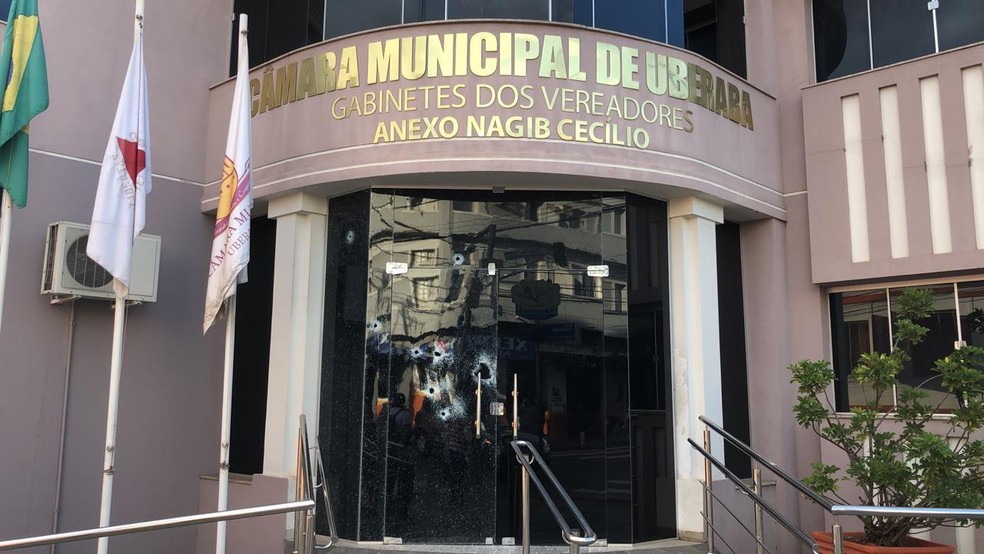 Vidros do prédio do gabinete dos vereadores, na Rua Vigário Silva, também foram danificados — Foto: Bruno Sousa/G1