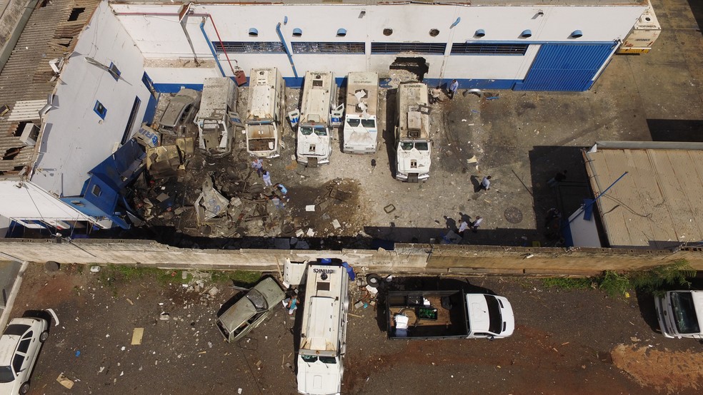 Imagens de drone mostram a destruiçao na empresa Brink's após ataque em Ribeirão Preto — Foto: Alexandre Sá/EPTV/Arquivo