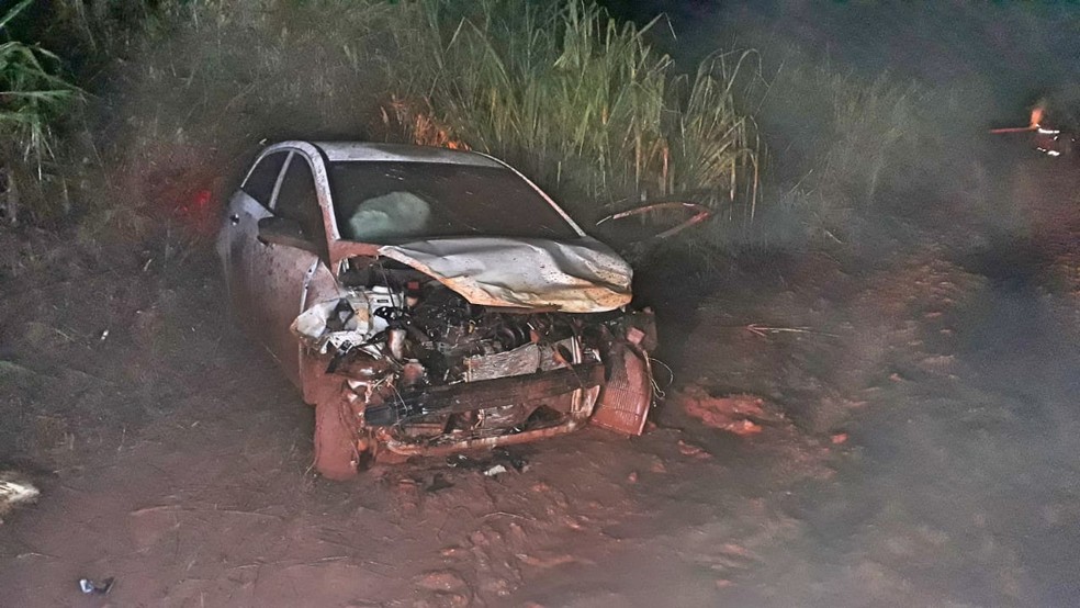 Jovem bateu HB20 em dois barrancos em estrada vicinal; ele teve escoriações e foi socorrido — Foto: Polícia Militar/Divulgação