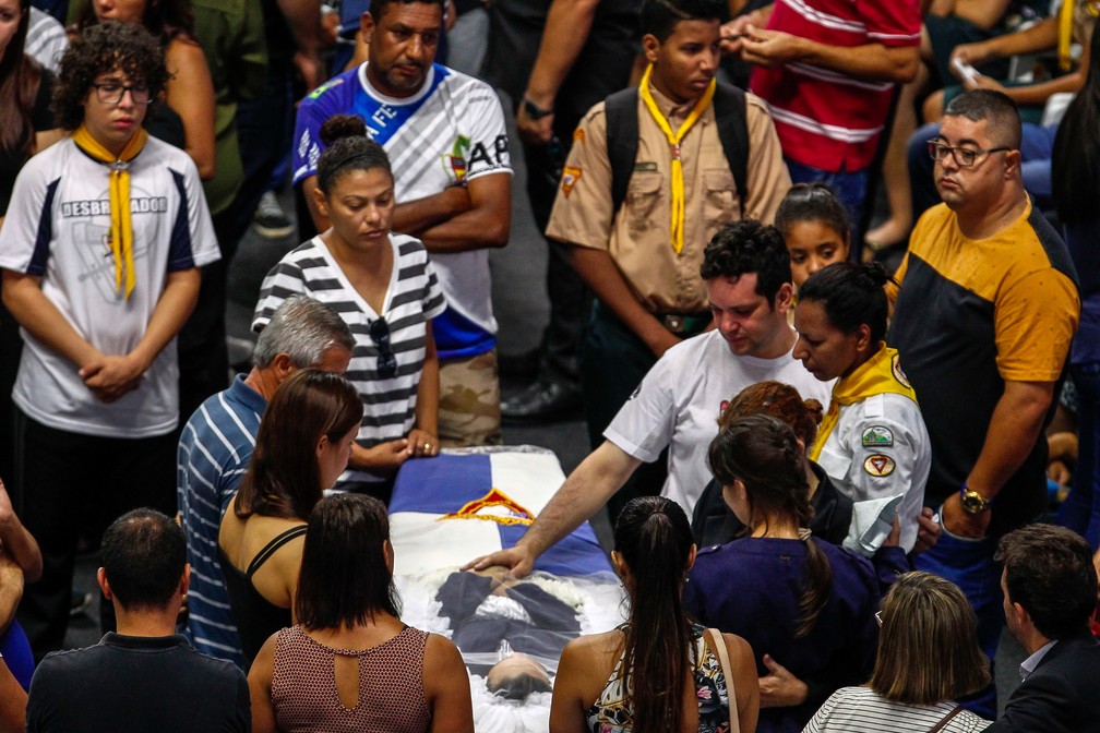 Parentes velam uma das vítimas do massacre em Suzano nesta quinta-feira (14) — Foto: Miguel Schincariol/AFP