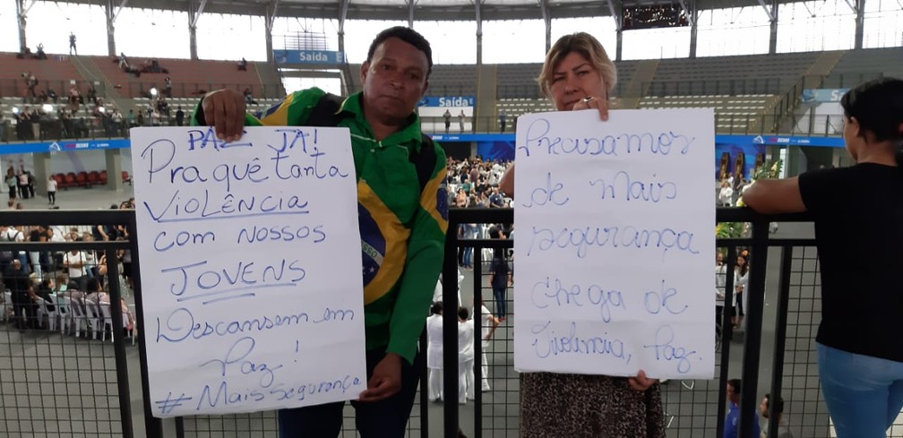 Rosana Silva e Antônio da Paz são voluntários de ONG que aborda o tema da violência e foram prestar solidariedade ás famílias das vítimas do massacre da Escola Raul Brasil em Suzano — Foto: Maiara Barbosa/G1